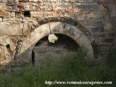 RESTO DE P�RTICO NORTE, AL INTERIOR